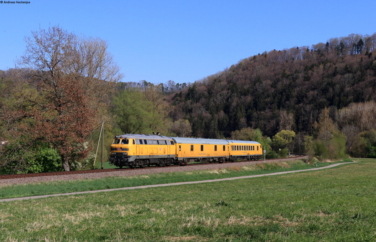 218 477-8 mit dem Mess NbZ 94321 (Tübingen Gbf - Trossingen Bf) bei Horb 20.4.22