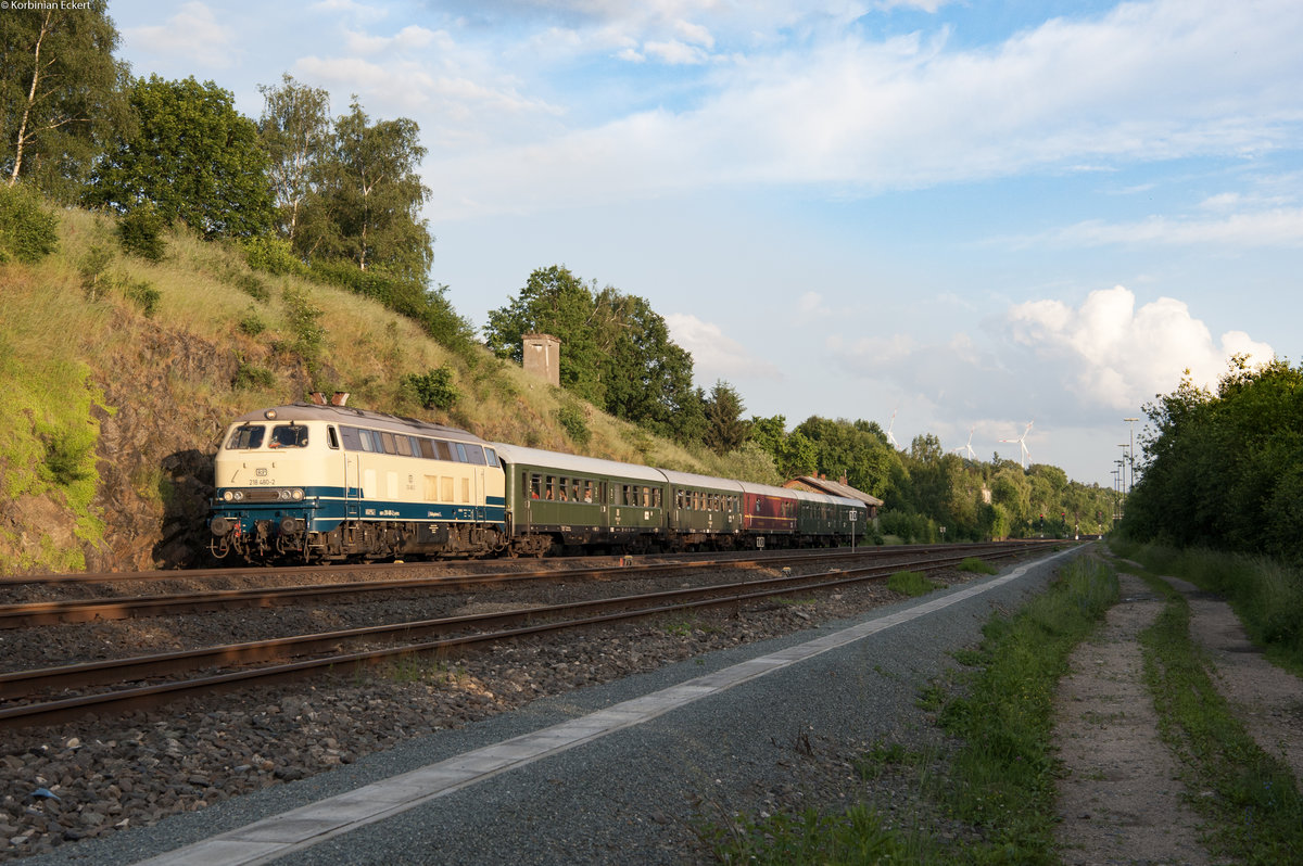 218 480-2 mit einem Sonderzug aus Saal an der Donau bei Oberkotzau Richtung Hof, 02.06.2018