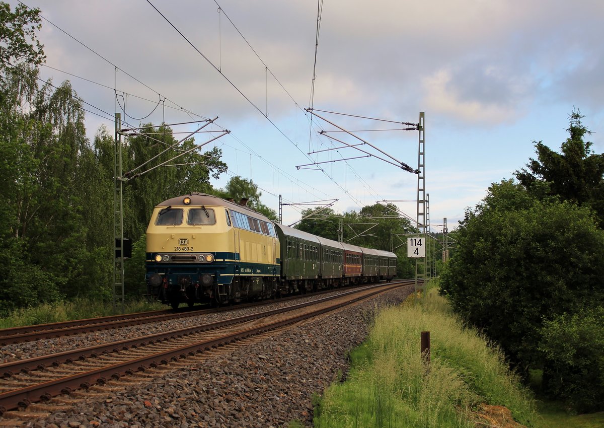 218 480-2 (Railsystems) fuhr am 02.06.18 einen Sonderzug von Schwarzenberg nach Saal an der Donau. Hier ist der Zug in Plauen/V. zu sehen.
