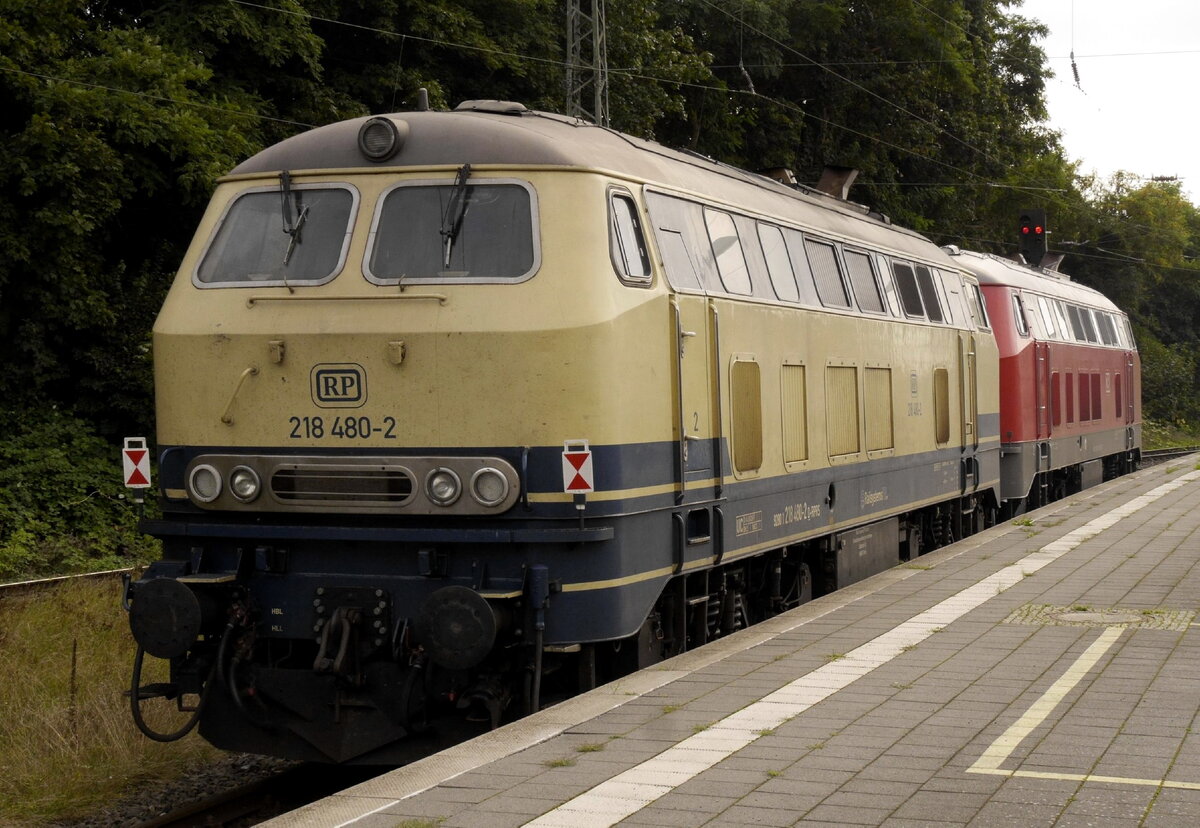 218 480 von Railsystems im Schlepp von DB-218 825 im Bf Verden (Aller), 12.9.21.