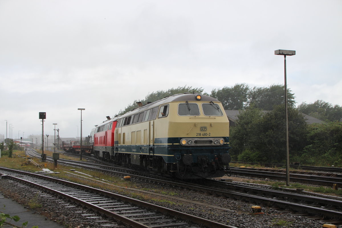 218 480+488 am 05.07.2019 mit einem leeren SyltShuttle in Westerland(Sylt). Gruß zurück! ;)