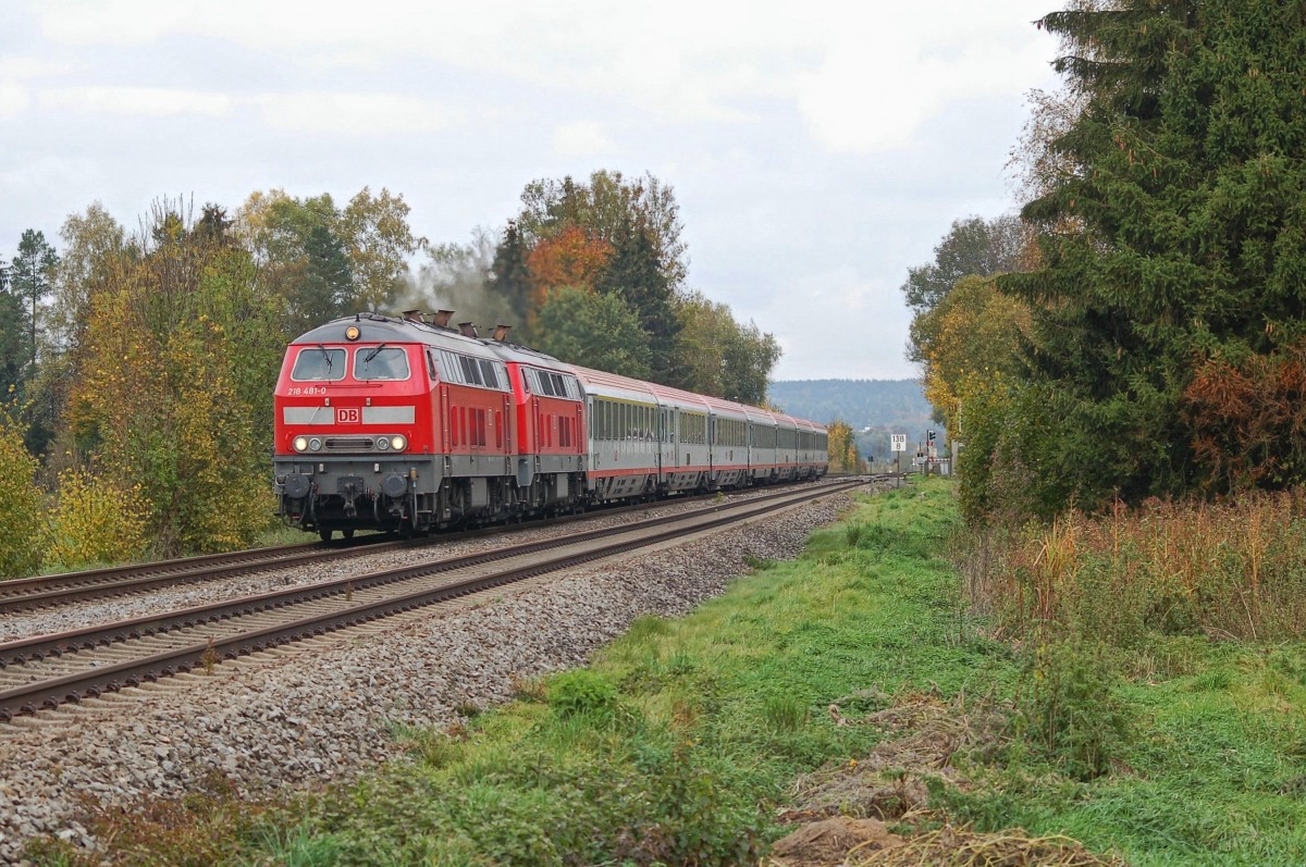 218 481-0 & eine weitere 218 mit IC 119, Stuttgart Hbf - Innsbruck Hbf, in Schweinhausen. 23.10.2015