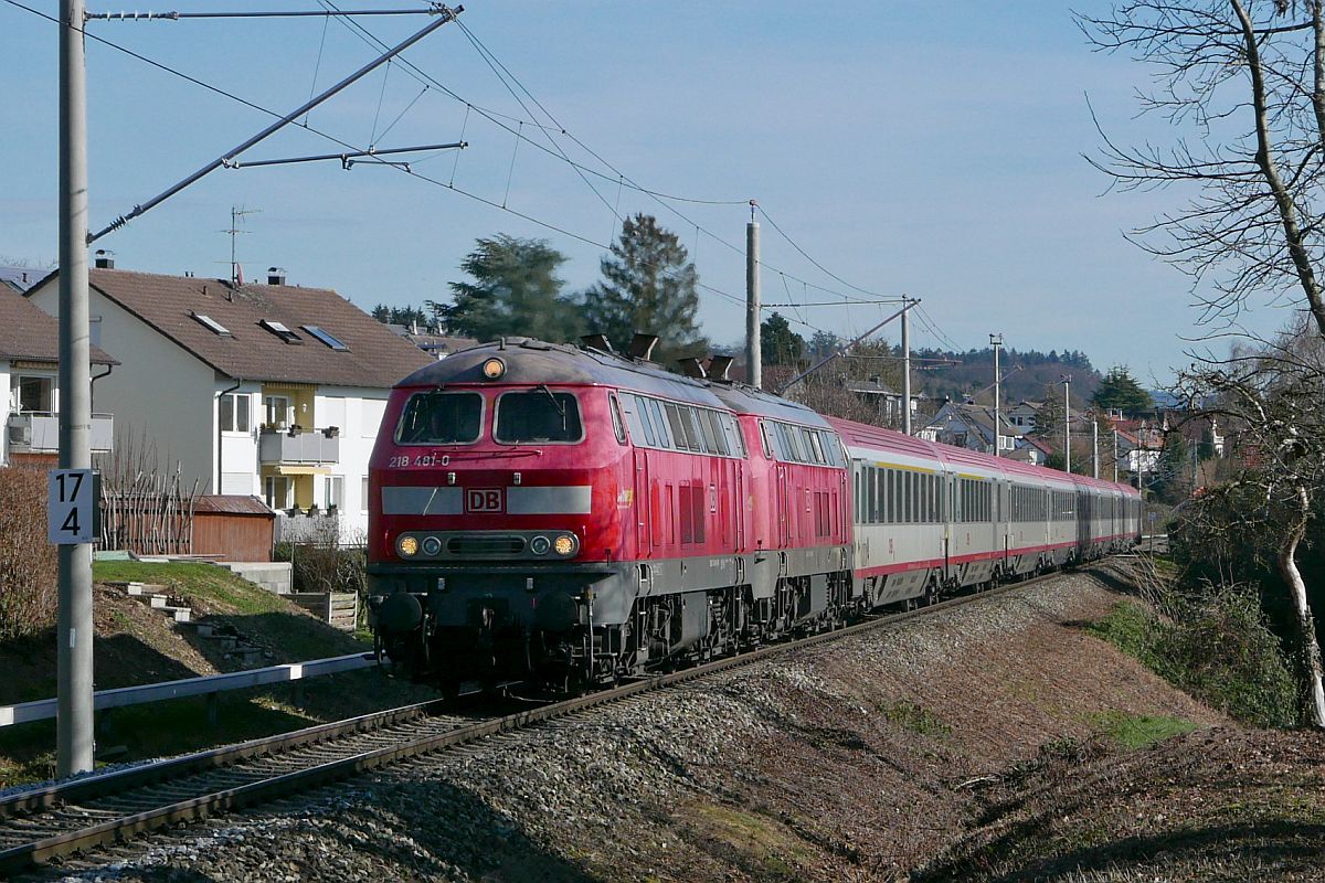 218 481-0 und 218 421-6 befinden sich mit den in Lindau-Insel bernommenen Wagen des IC 118  BODENSEE , Innsbruck - Bochum, zwischen Wasserburg (Bodensee) und Nonnenhorn (05.02.2021)