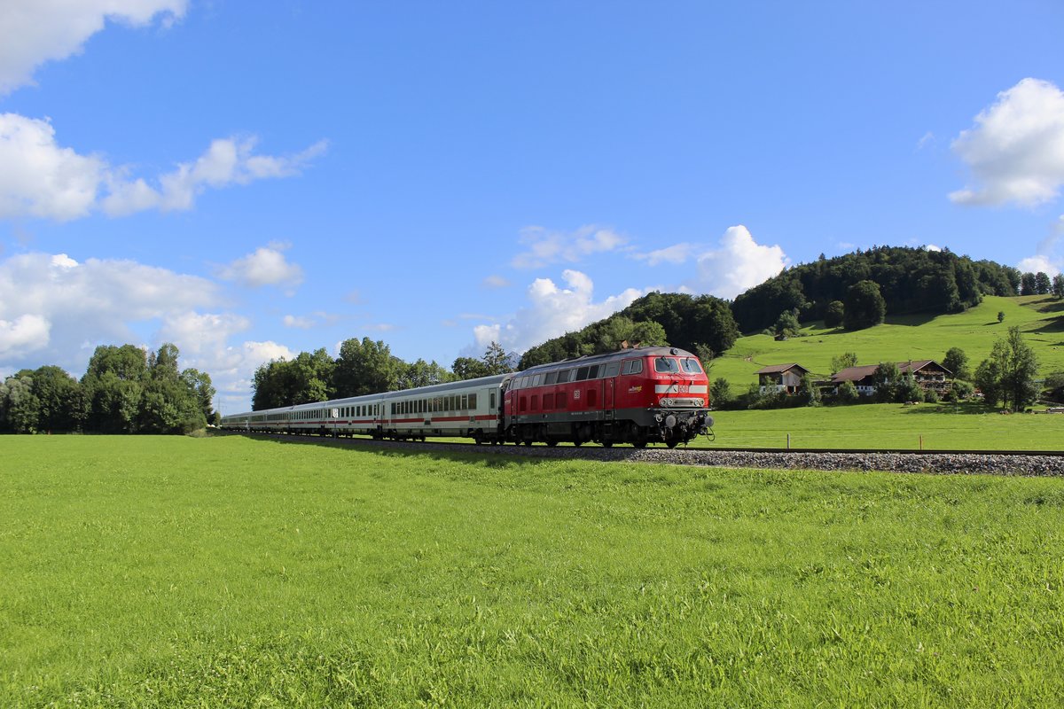 218 481-0 hier am hinteren Ende eines IC im Sommer 2019 in Unterthalhofen. Vorne zieht 218 456-2. 