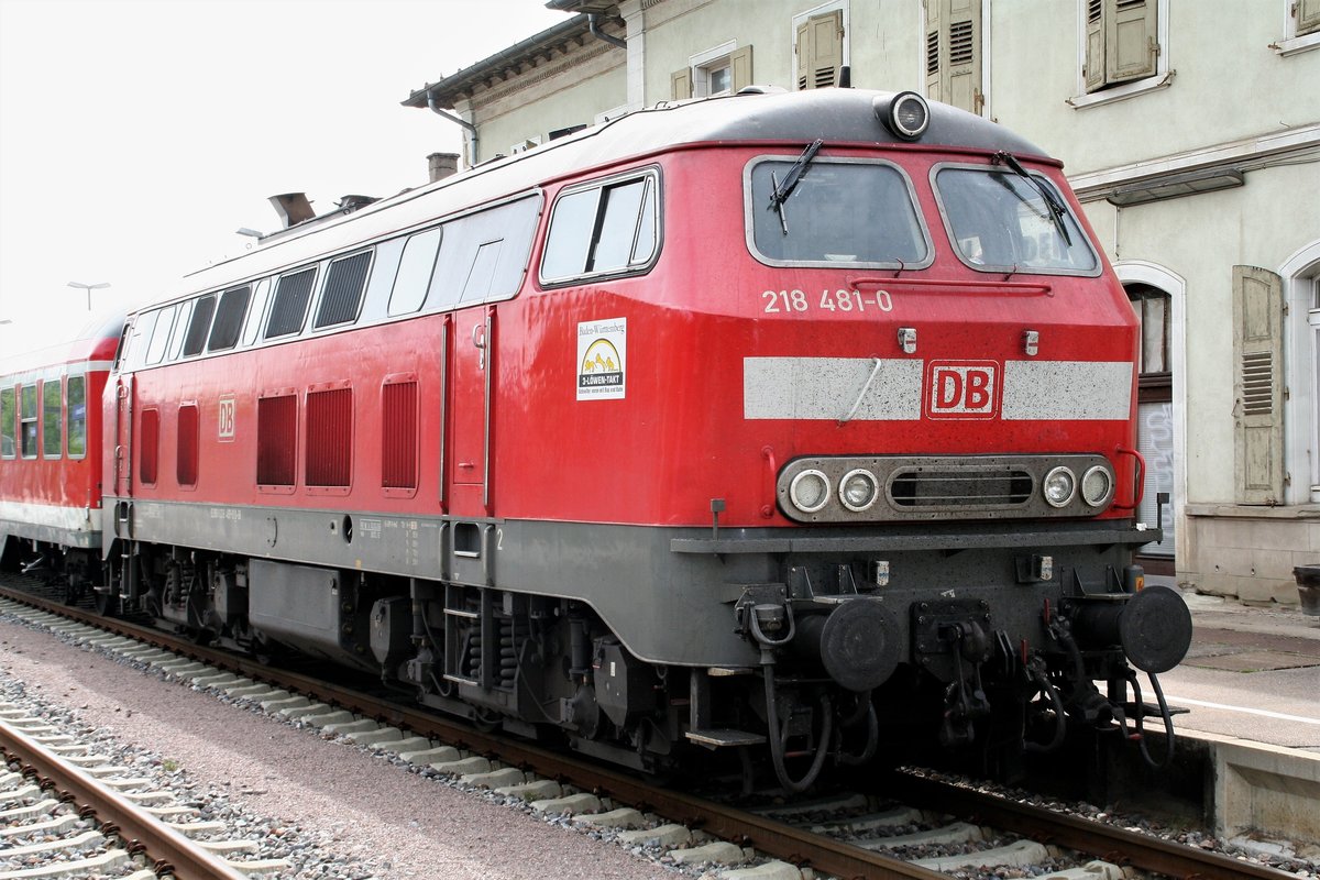 218 481-0 mit LED-Scheinwerfern bei Wechsel vom RE 20721 auf den RE 20724 (nach Basel Bad Bf) in Erzingen (Baden) am 1. Mai 2012 während der Sperrung Schaffhausen - Erzingen 