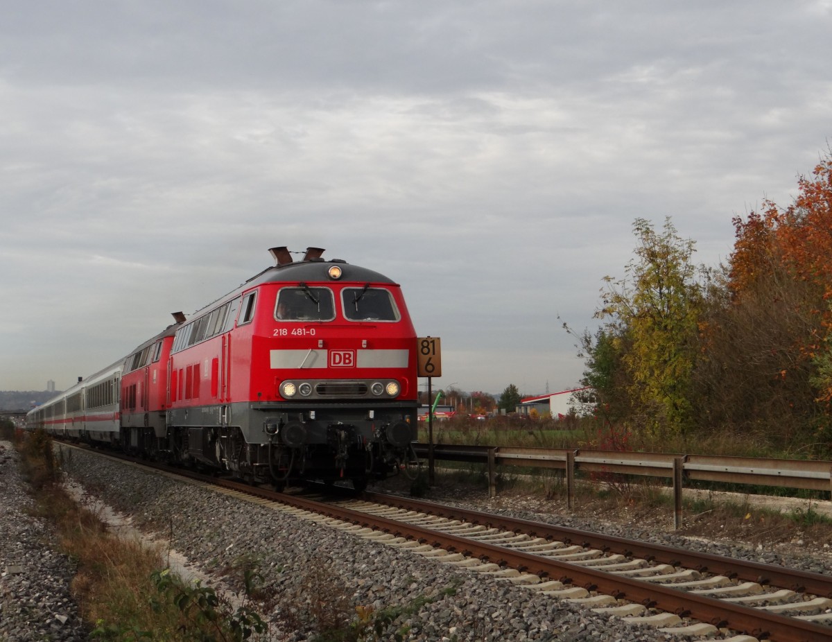 218 481 und 218 434 zusehen mit einem IC am 25.10.13 in Neu Ulm.