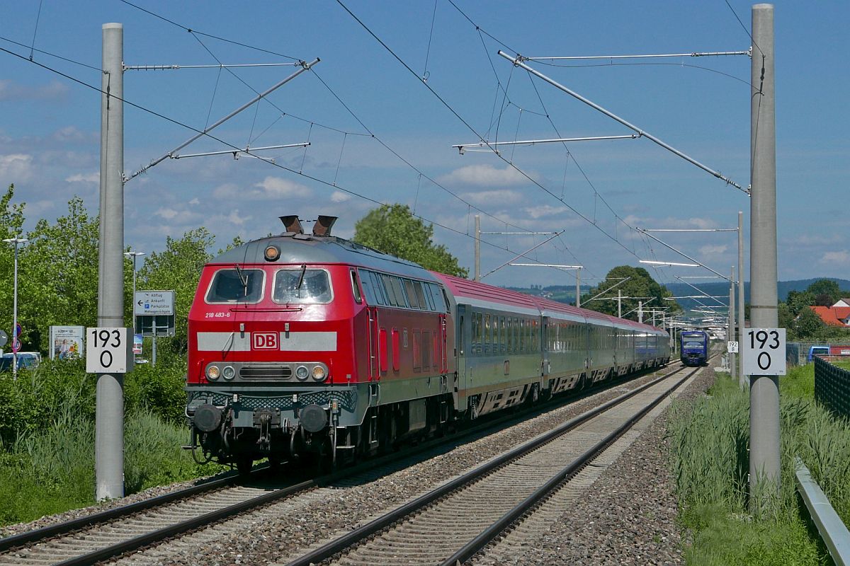 218 483-6 am 02.07.2021 mit den Wagen des IC 1219, Ulm - Lindau-Insel, kurz vor dem Passieren der Haltestelle Friedrichshafen-Flughafen. Aufnahme entstand vom Ende des Bahnsteigs.