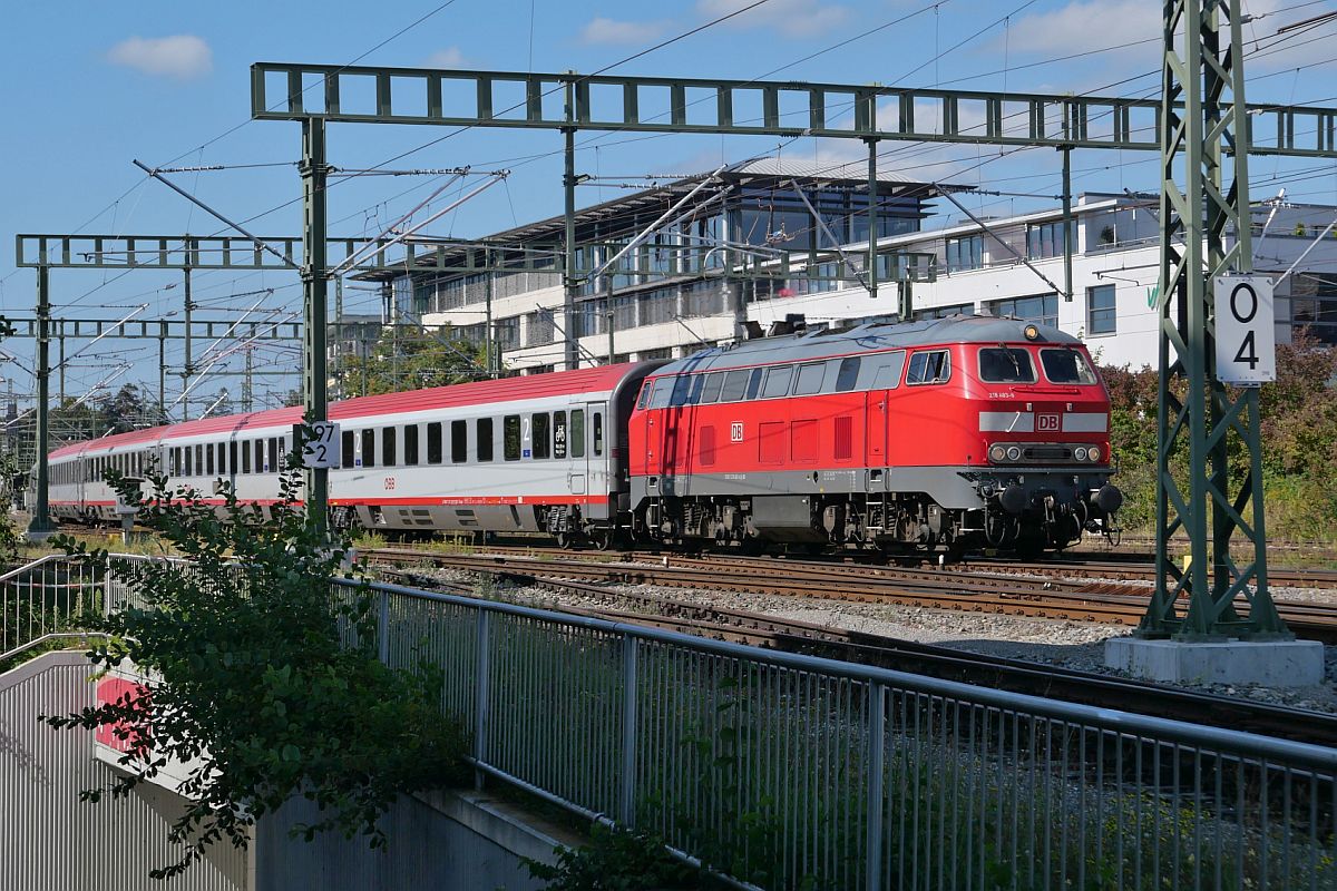 218 483-6 mit den Wagen des IC 118  BODENSEE , Innsbruck - Bochum, am 17.09.2021 bei der Ausfahrt aus dem Friedrichshafener Stadtbahnhof
