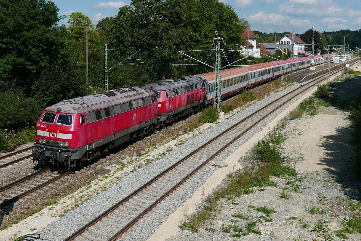 218 484-4 und eine weitere 218er ziehen am 11.09.2020 die Wagen des IC 119  BODENSEE , Stuttgart - Innsbruck, durch den Bahnhof von Bad Schussenried.