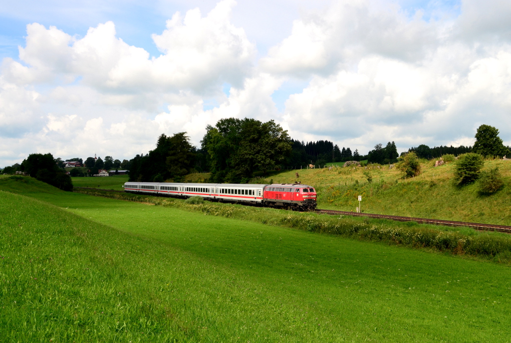 218 484 mit IC 2084  Nebelhorn  Oberstdorf - Augsburg Hbf am 28.07.2016 bei Aitrang