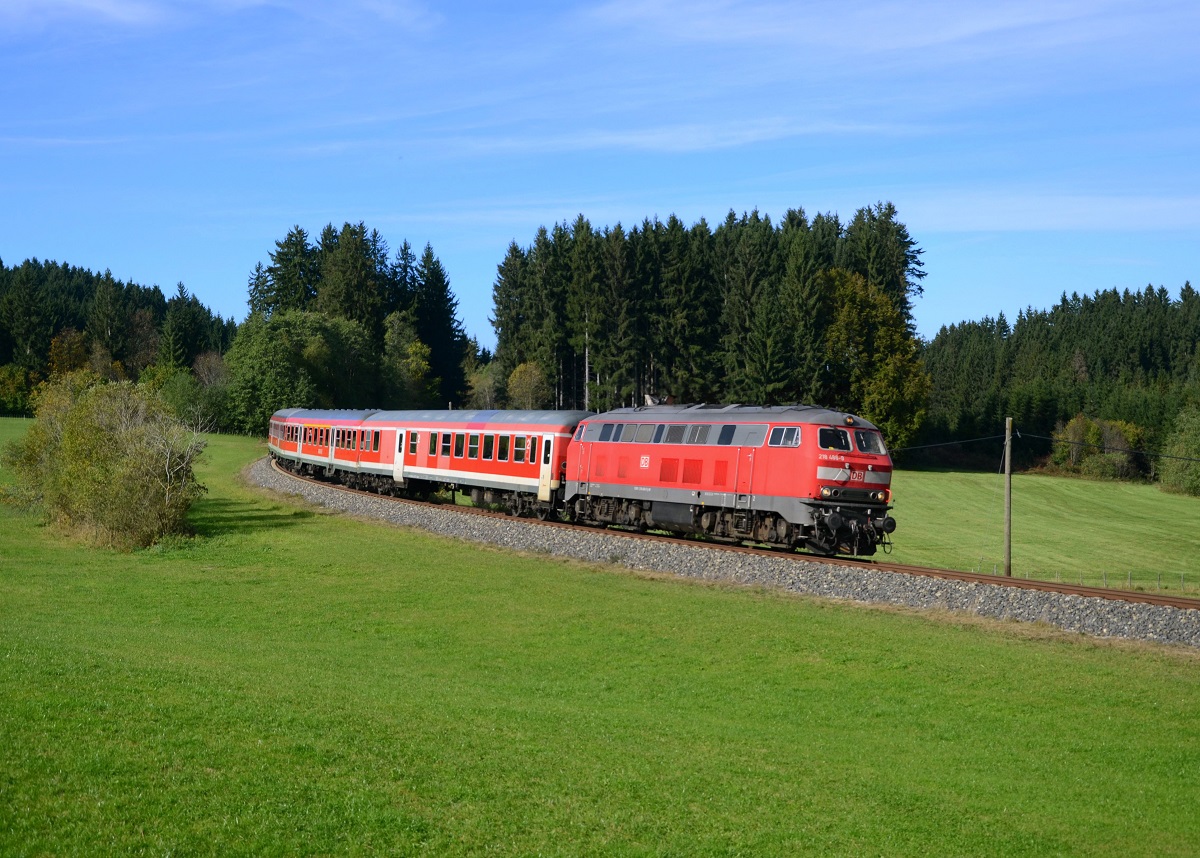 218 486 mit einer RB nach Füssen am 19.10.2013 bei Leuterschach. 