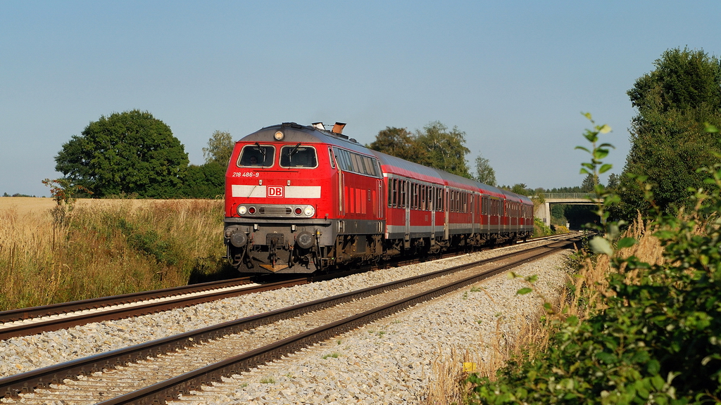 218 486 mit RE 57444 bei Schwabhausen (06.09.2013)
