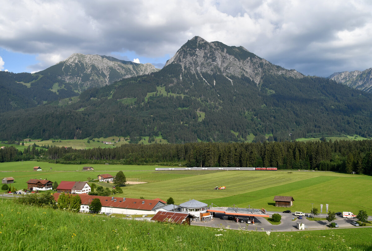 218 487 + 218 343 mit IC 2013 (Stuttgart Hbf - Oberstdorf) am 19.07.2020 bei Langenwang. Im Hintergrund ragen Rubihorn und Entschenkopf in die Höhe.
