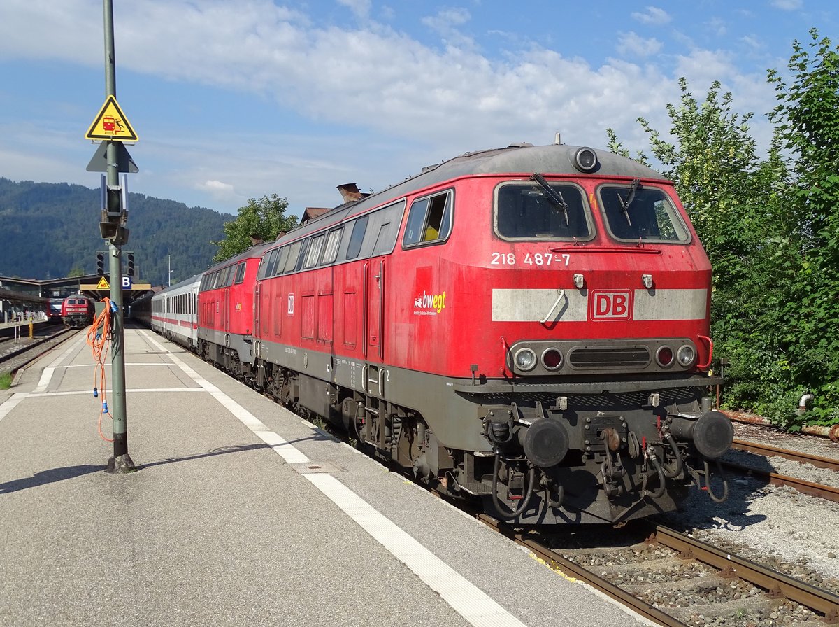 218 487 und 218 434 am 25.06.2020 mit dem IC 2012 in Oberstdorf.
