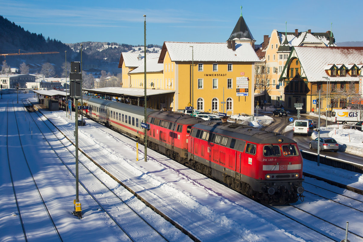 218 487-7 Abfahrbereit gen Augsburg mit dem IC nach Hannover. 13.12.17.