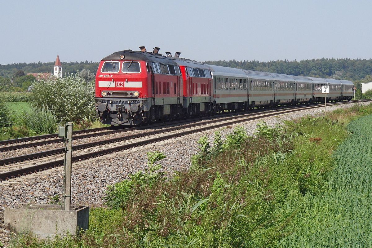 218 487-7 und eine weitere 218er mit dem IC 119  BODENSEE  von Mnster (Westfalen) nach Innsbruck haben am 26.08.2011 gerade Mochenwangen passiert.