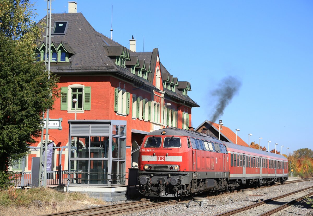 218 487 am 15.10.2018 mit n-Wagen als IRE nach Ulm Hbf in Langenau(Wrtt).