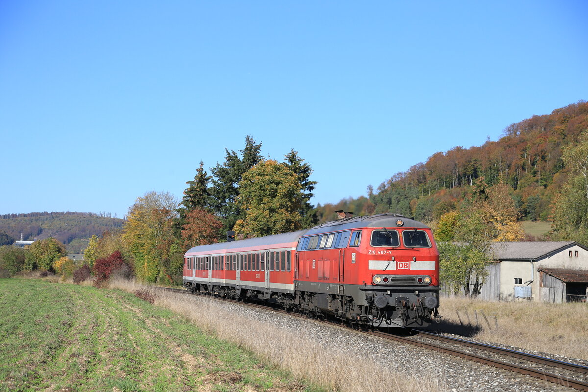 218 487 mit zwei n-Wagen als IRE nach Ulm Hbf bei Oberkochen am 15.10.2018.