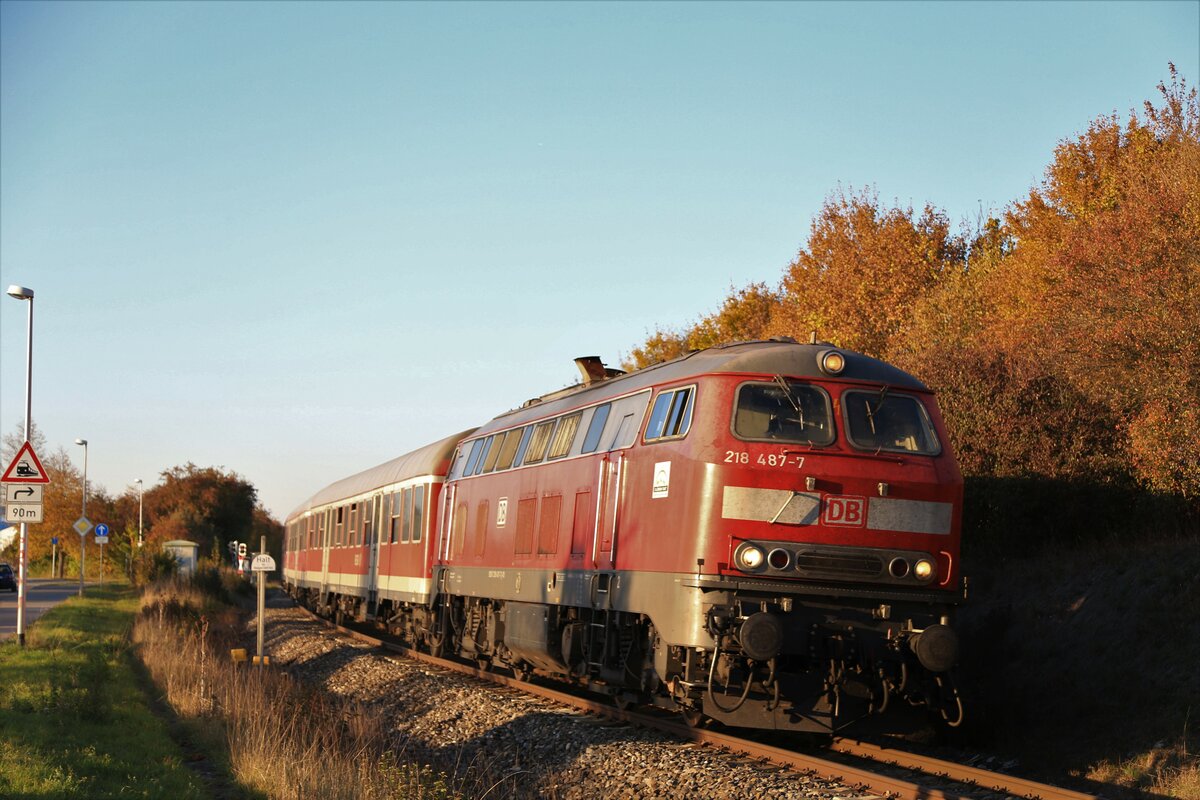 218 487 mit zwei n-Wagen als IRE von Aalen nach Ulm bei Herbrechtingen am 15.10.2018.