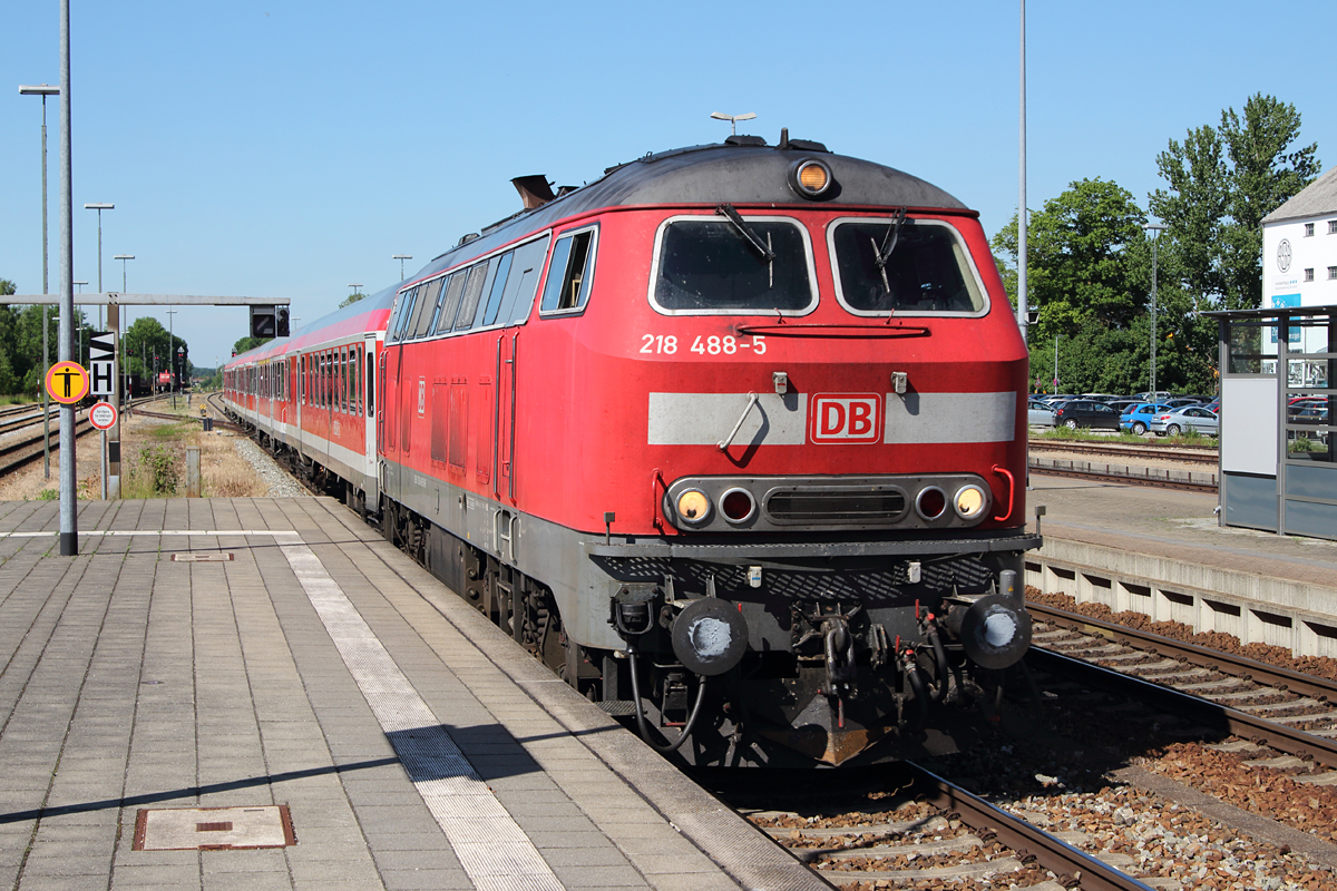 218 488-5 fährt am frühen Abend des 13.06.13 mit ihrer RB nach Kempten im Bahnhof von Buchloe ein.