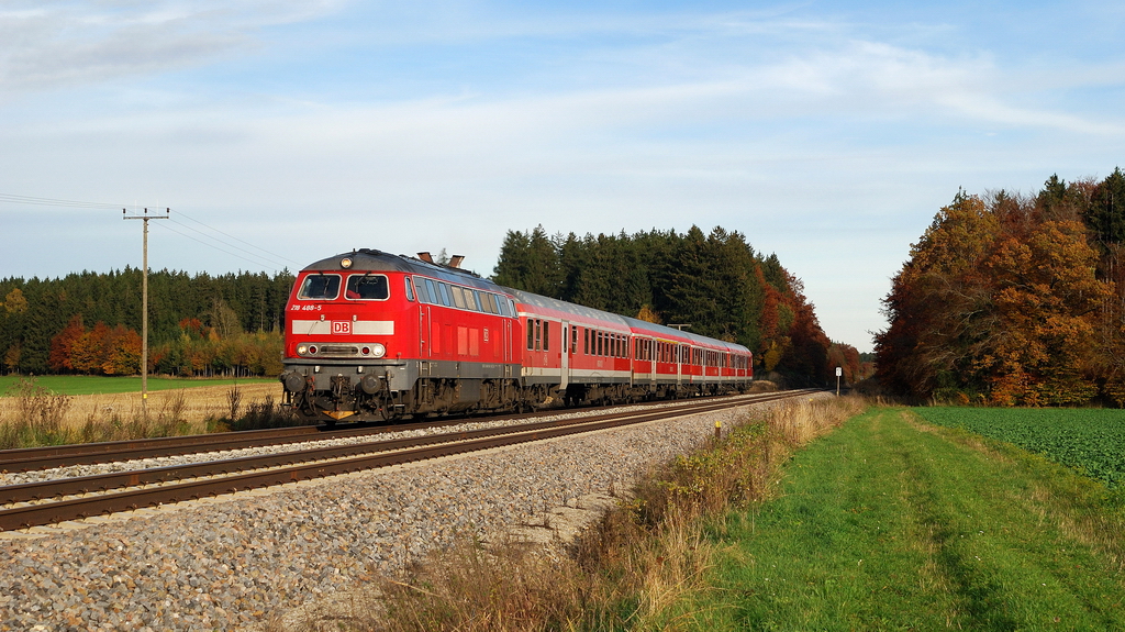 218 488 mit RE 57512 bei Schwabhausen (25.10.2013)