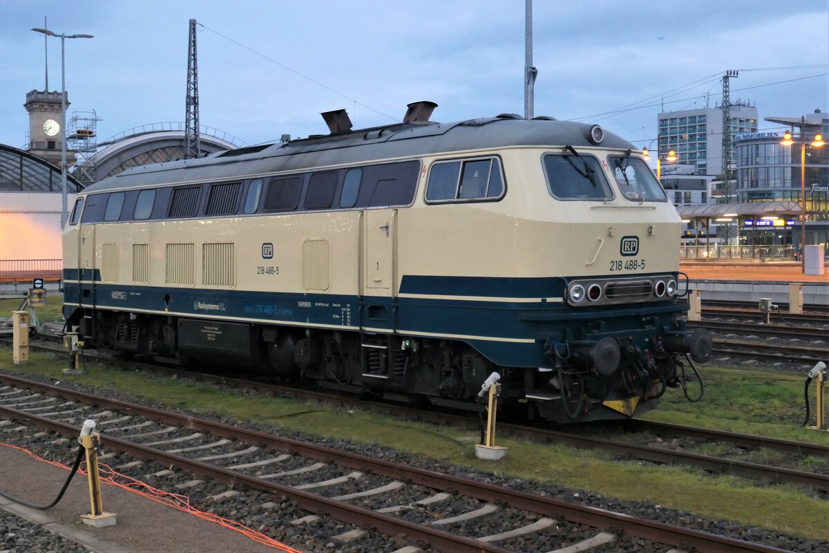 218 488 von RPRS abgestellt am 08.12.22 07.30 Uhr in Dresden HbF

