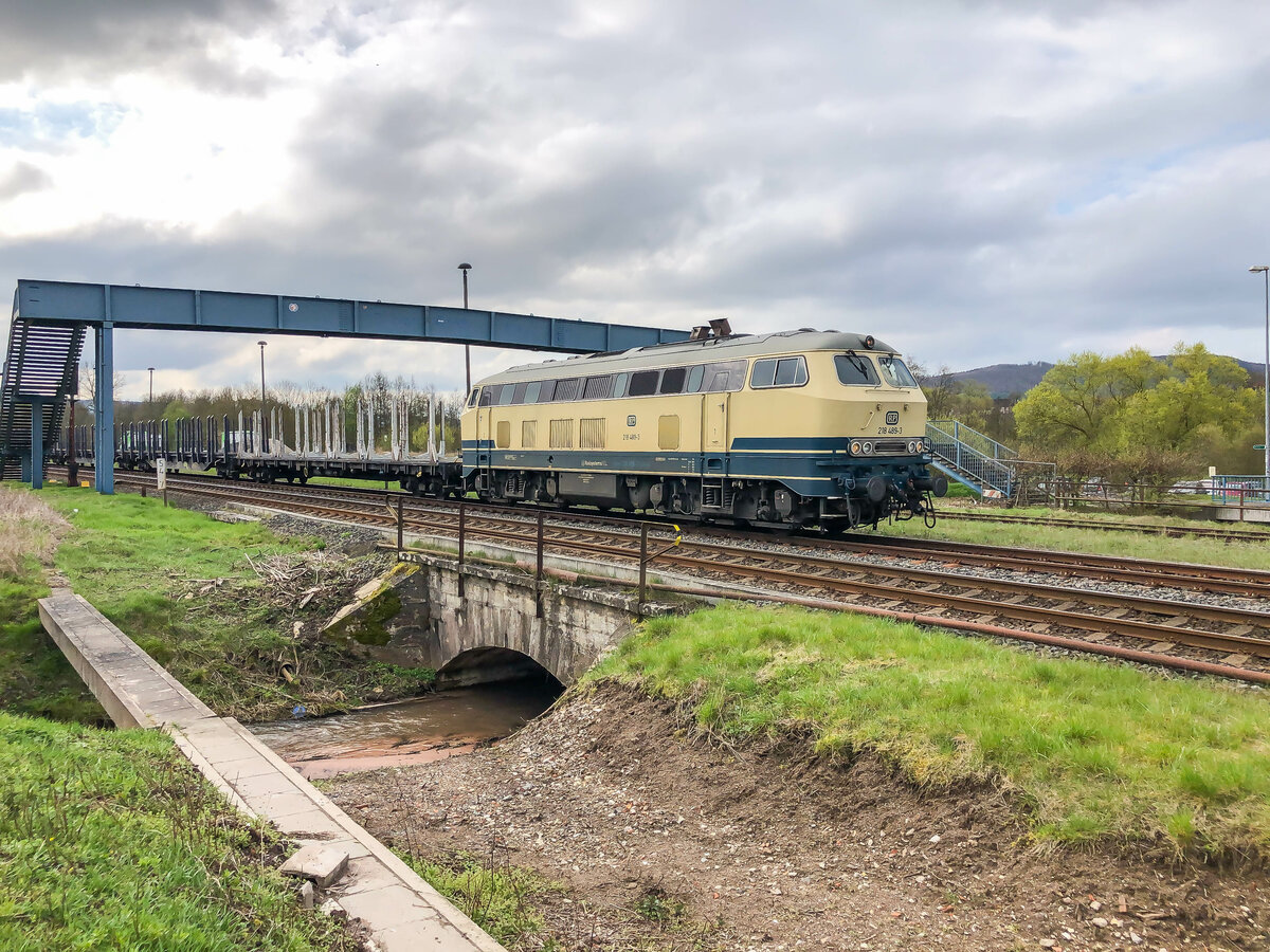 218 489-3 steht am 18.04.2023 in Walldorf/ Werra mit einem leeren Holzzug.