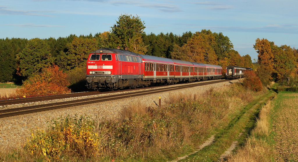 218 489 mit RE 57414 bei Schwabhausen (22.10.2013)