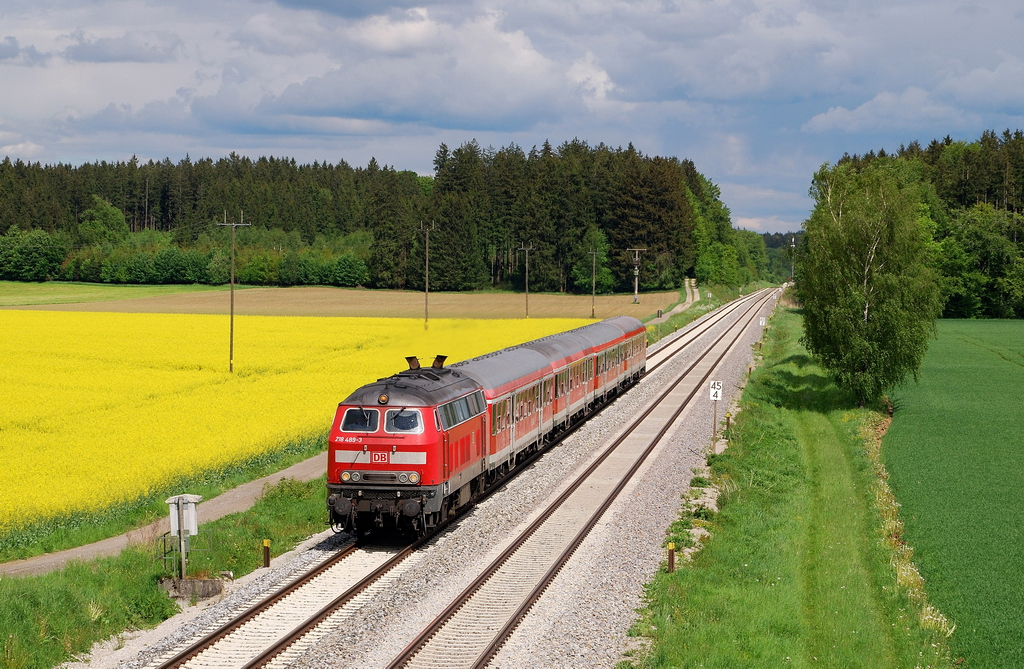 218 489 mit RE 57590 vor Schwabhausen (20.05.2013)