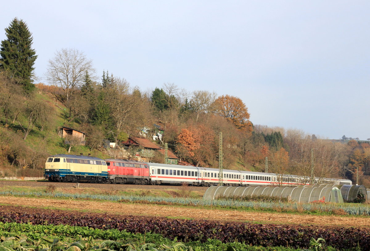 218 489+434 mit IC 2012 Oberstdorf-Dortmund am 21.11.2020 zwischen Ebersbach und Reichenbach. 