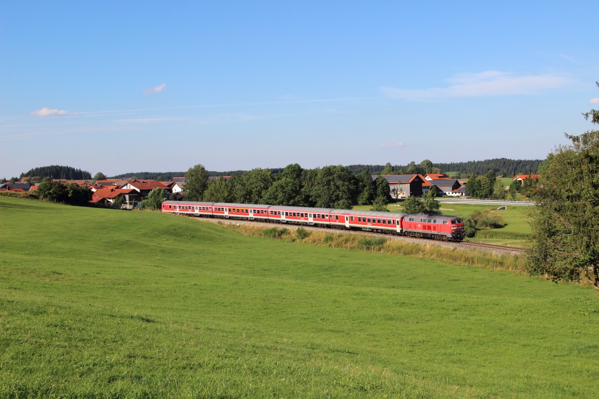 218 490-1 mit dem RE 57512 (München Hbf - Füssen) bei Lengenwang am 16.08.13