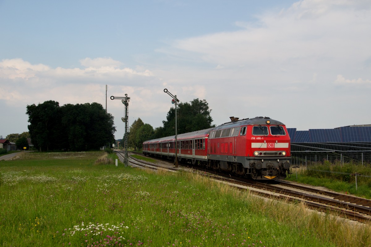 218 490-1 mit dem RE 57414 (München Hbf - Memmingen) in Stetten (Schwab) am 24.07.14