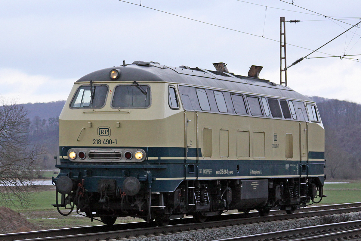 218 490-1 Solo am 08.02.2018  13:52 nördlich von Salzderhelden am BÜ 75,1 in Richtung Göttingen