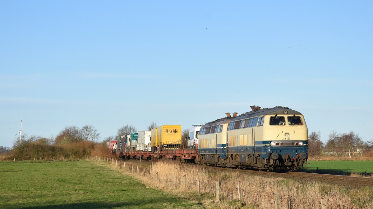 218 490 und 218 480 ziehen gemeinsam einen Autozug nach Niebüll durch das Örtchen Langstoft. Aufgenommen am 9.1.2019 10:15