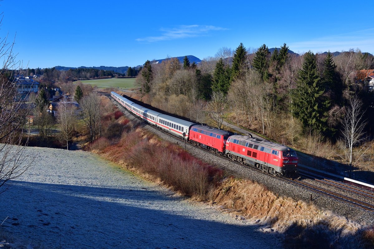 218 491 + 218 402 mit IC 2012 am 12.01.2020 bei Martinszell.