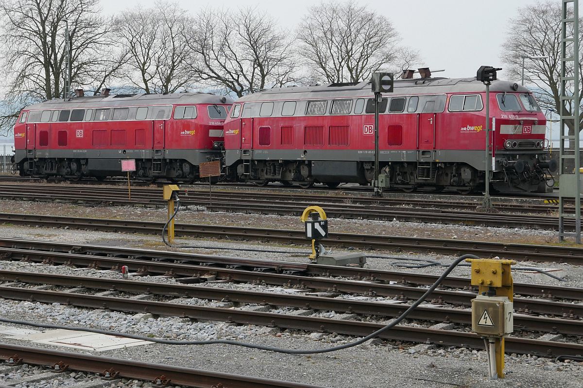 218 491-9 und 218 494-3 am 03.03.2021 an der Tankstelle in Lindau-Insel. Danach werden die beiden 218er die Wagen des IC 118  BODENSEE , Innsbruck - Dortmund, übernehmen.