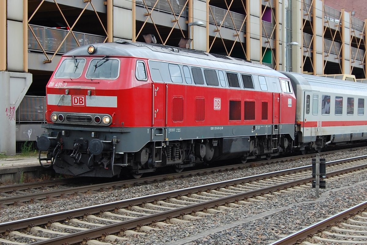 218 491-9 am 29. Juni 2016 im Bahnhof Plochingen.