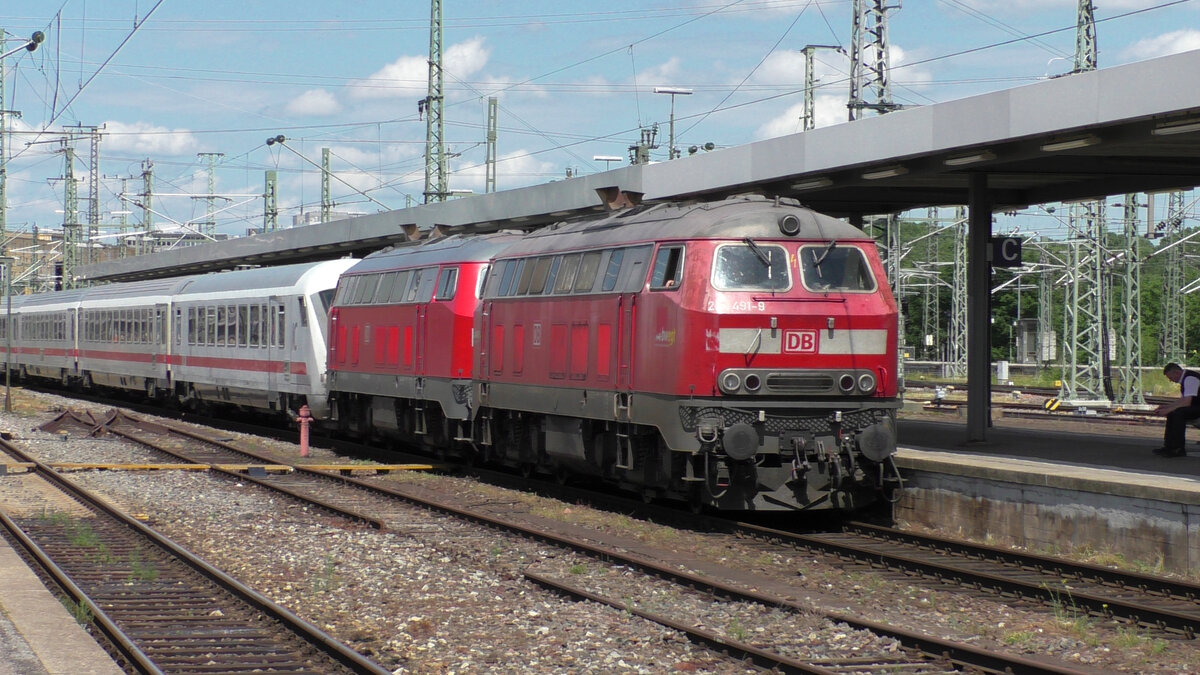218 491-9 rollt mit einer weiteren Schwesterlok und einem Ersatzzug für den IC119 am 21.06.2021 in Stuttgart Hbf ein.