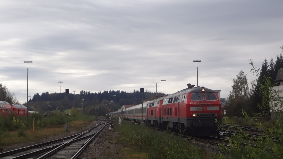 218 491 fährt mit dem IC2012 in Kempten ein. Oktober 2014. 