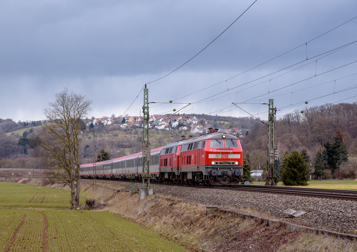 218 491 mit 218 476 und IC 119 nach Innsbruck.(Uhingen(Fils)9.2.2019).