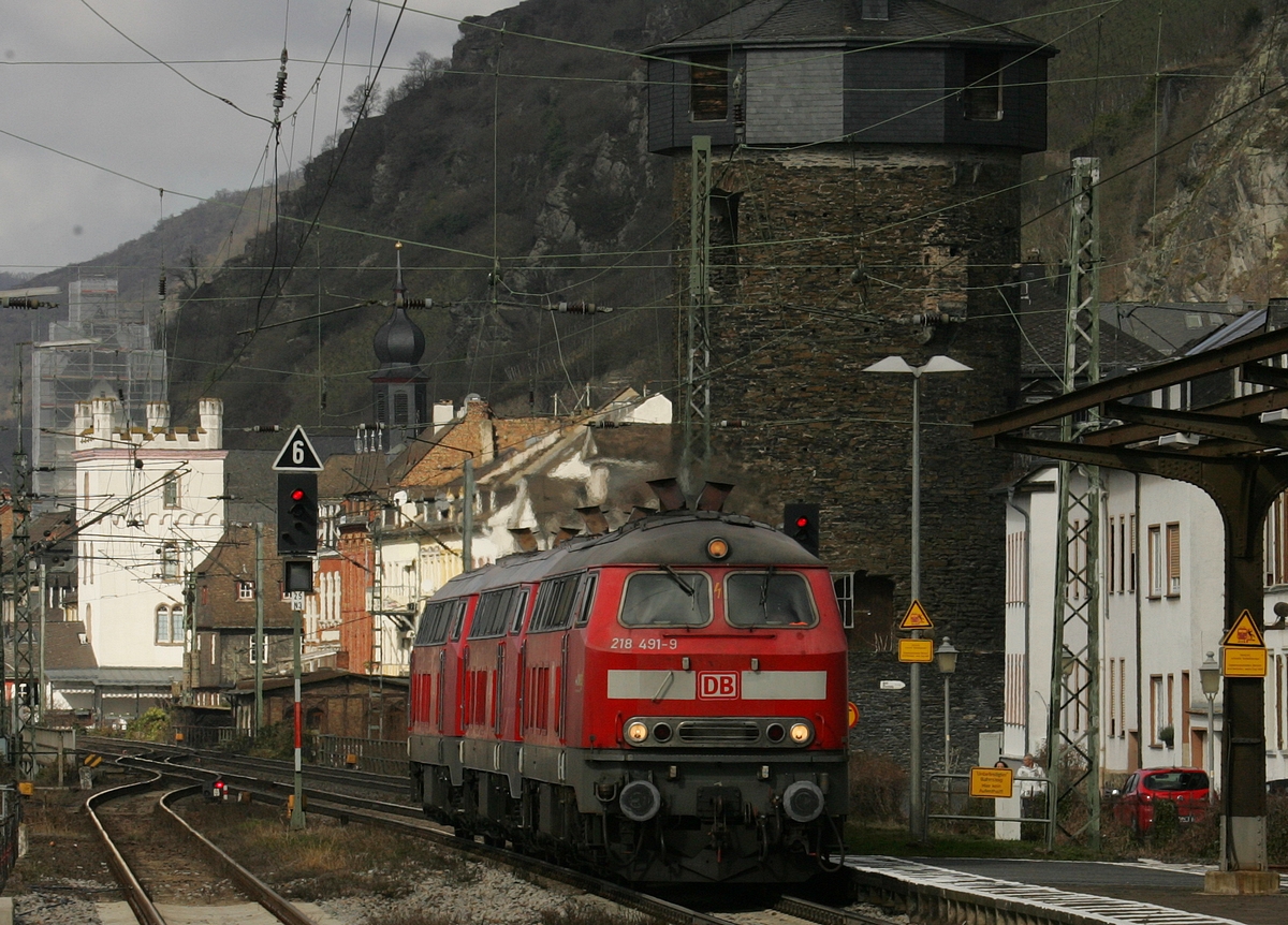 218 491 mit 218 810 und 218 812 als LZ unterwegs in Richtung Süden am 26.02.2022 in Kaub