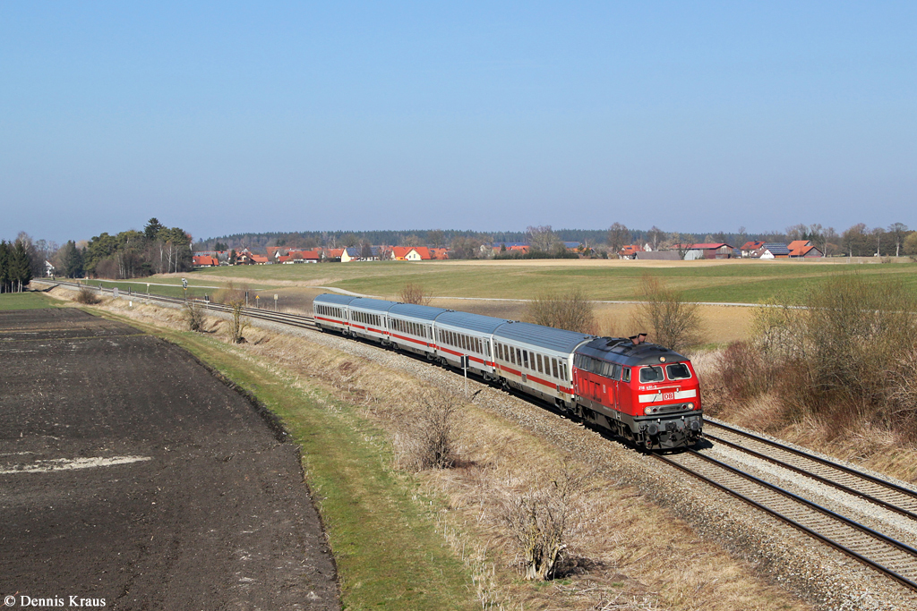 218 491 mit IC 2085 am 09.03.2014 bei Buchloe.