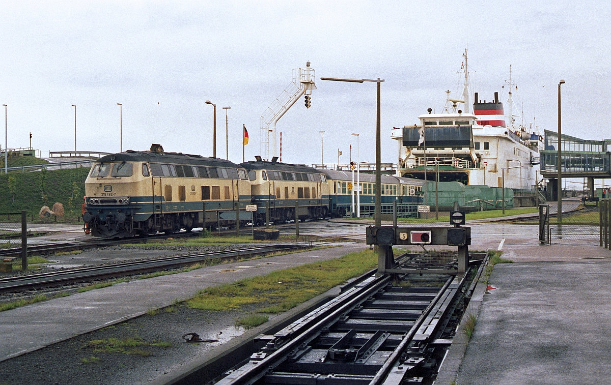 218 492 + 218 xxx, Puttgarden, 3.8.1993. Kann jemand das Fährschiff identifizieren ?  