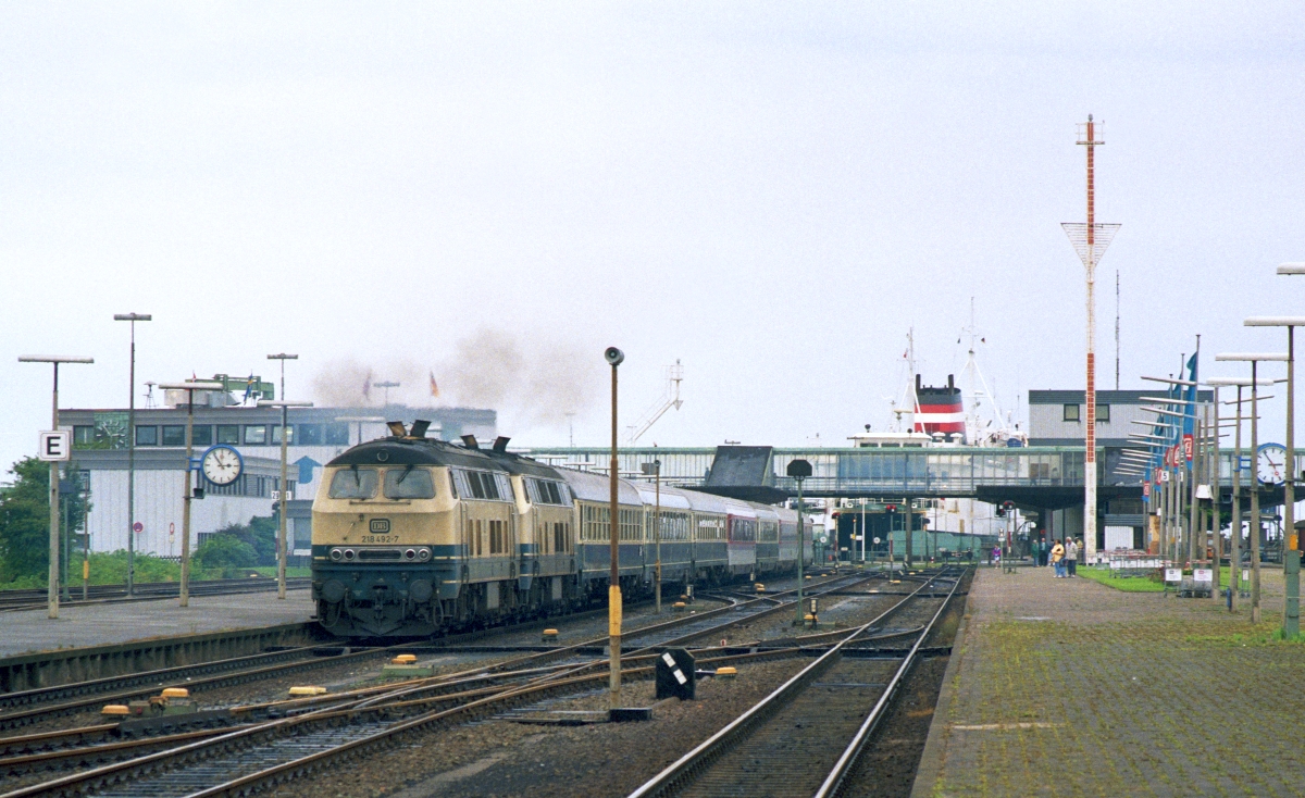 218 492 + 218 xxx, Puttgarden, 3.8.1993. Alles was rechts vom Zug zu sehen ist, hat sich heute die Natur weitgehend zurückerobert.