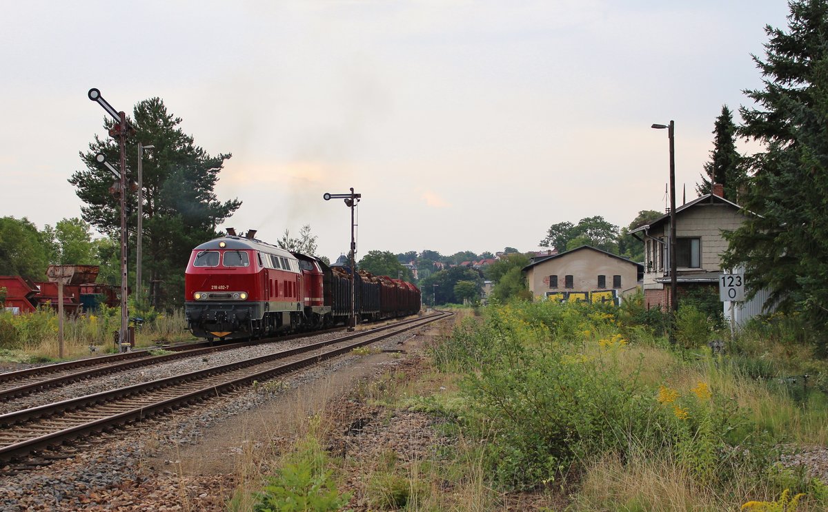 218 492-7 und 212 297-6 (Rennsteigbahn) zu sehen am 26.08.19 in Pößneck oberer Bahnhof ,bei der Ausfahrt mit einem Holzzug.