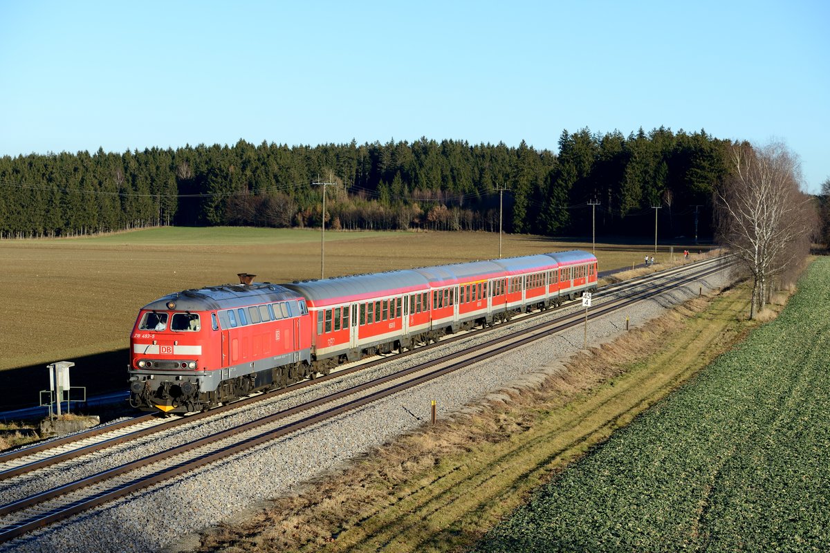 218 493 mit einem RE nach Füssen am 27. Dezember 2013 bei Machelberg.