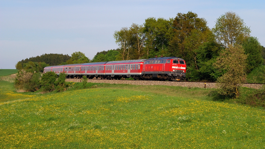 218 493 mit RE 57416 bei Oberbergen (05.05.2014)