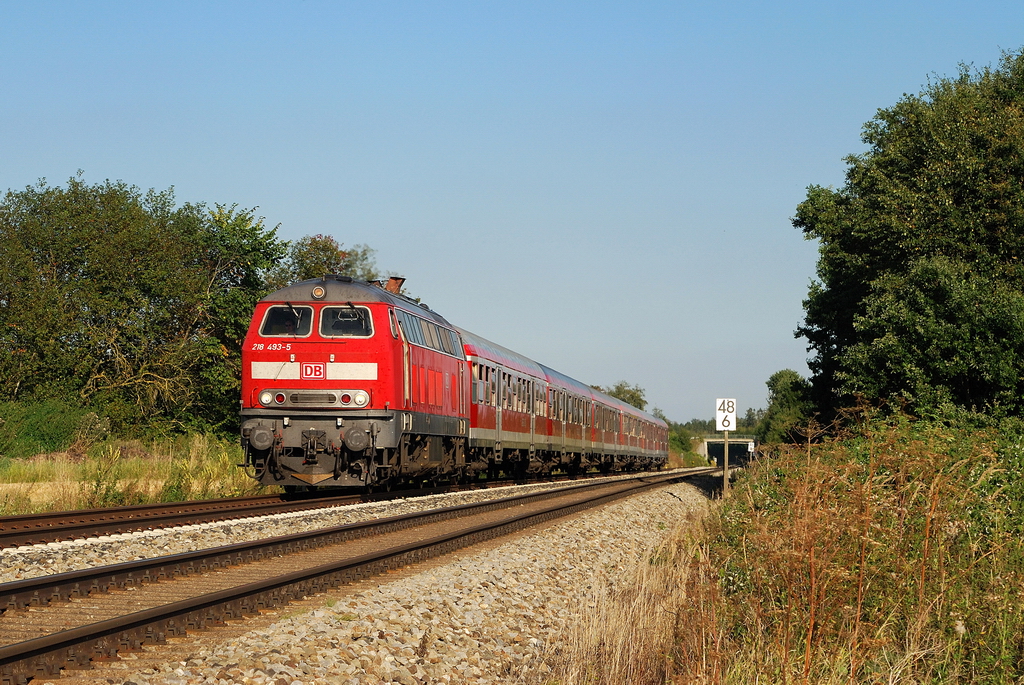 218 493 mit RE 57592 bei Schwabhausen (06.09.2013)