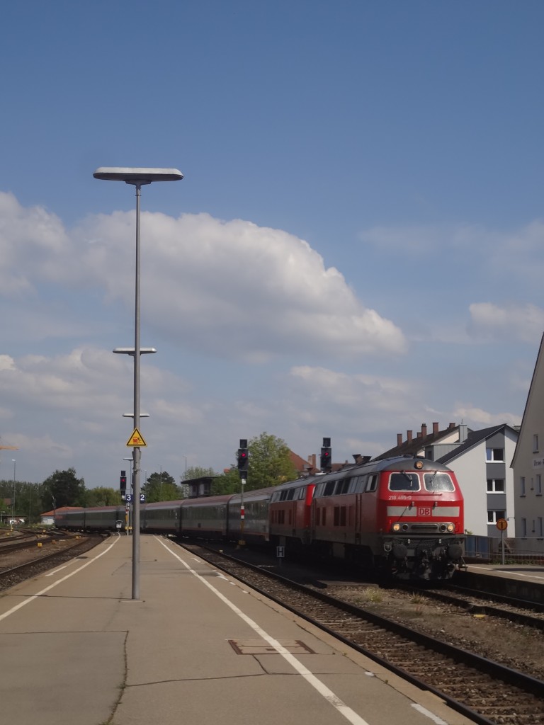 218 494 und 219 495 erreichen den Bahnhof Friedrichshafen Stadt und setzten die Fahrt, nachdem sie sich an das andere Ende des Zuges gesetzt haben, dann nach Innsbruck fort. (April 2014)