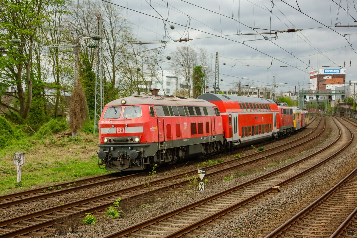 218 494-3 DB mit Dosto, 111 139 und 740 004 Schienenbus in Wuppertal, am 12.04.2024.